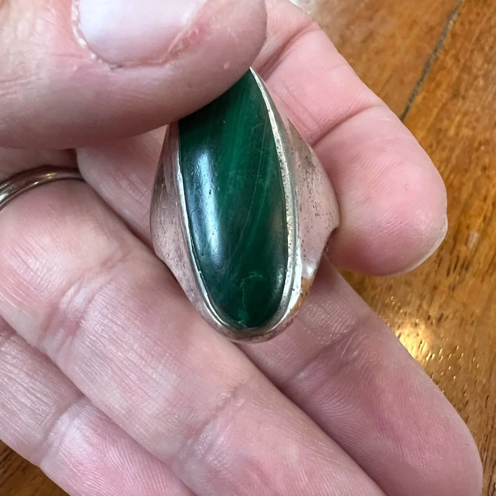 Vintage Sterling Silver Unisex Ring with Oval Malachite Stone